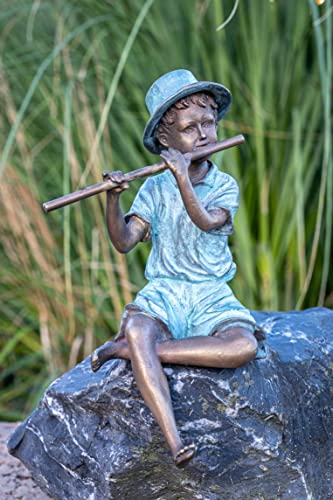 IDYL Bronze-Skulptur Junge mit Flöte | 20x10x12 cm | Kinderfigur aus Bronze handgefertigt | Gartenskulptur oder Teich-Dekoration | Hochwertiges Kunsthandwerk | Wetterfest von IDYL
