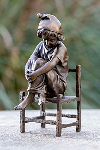 IDYL Bronze-Skulptur Mädchen sitzend auf einem Stuhl | 16x9x7 cm | Kinderfigur aus Bronze handgefertigt | Gartenskulptur oder Wohnbereich-Dekoration | Hochwertiges Kunsthandwerk | Wetterfest von IDYL