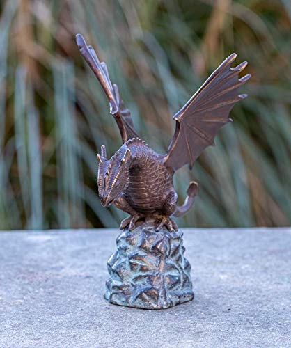 IDYL Bronze-Skulptur Wasserspeiender Drache Fontaine | 14x17x22 cm | Drachen Bronze-Figur | Ideal als Gartenskulptur oder Teich-Dekoration | Handgefertigte Kunst | Wetterfest | AN1817BRW-DB-F IDYL Bronze-Skulptur Wasserspeiender Drache Fontaine | 14x17x22 cm | Drachen Bronze-Figur | Ideal als Gartenskulptur oder Teich-Dekoration | Handgefertigte Kunst | Wetterfest | AN1817BRW-DB-F von IDYL