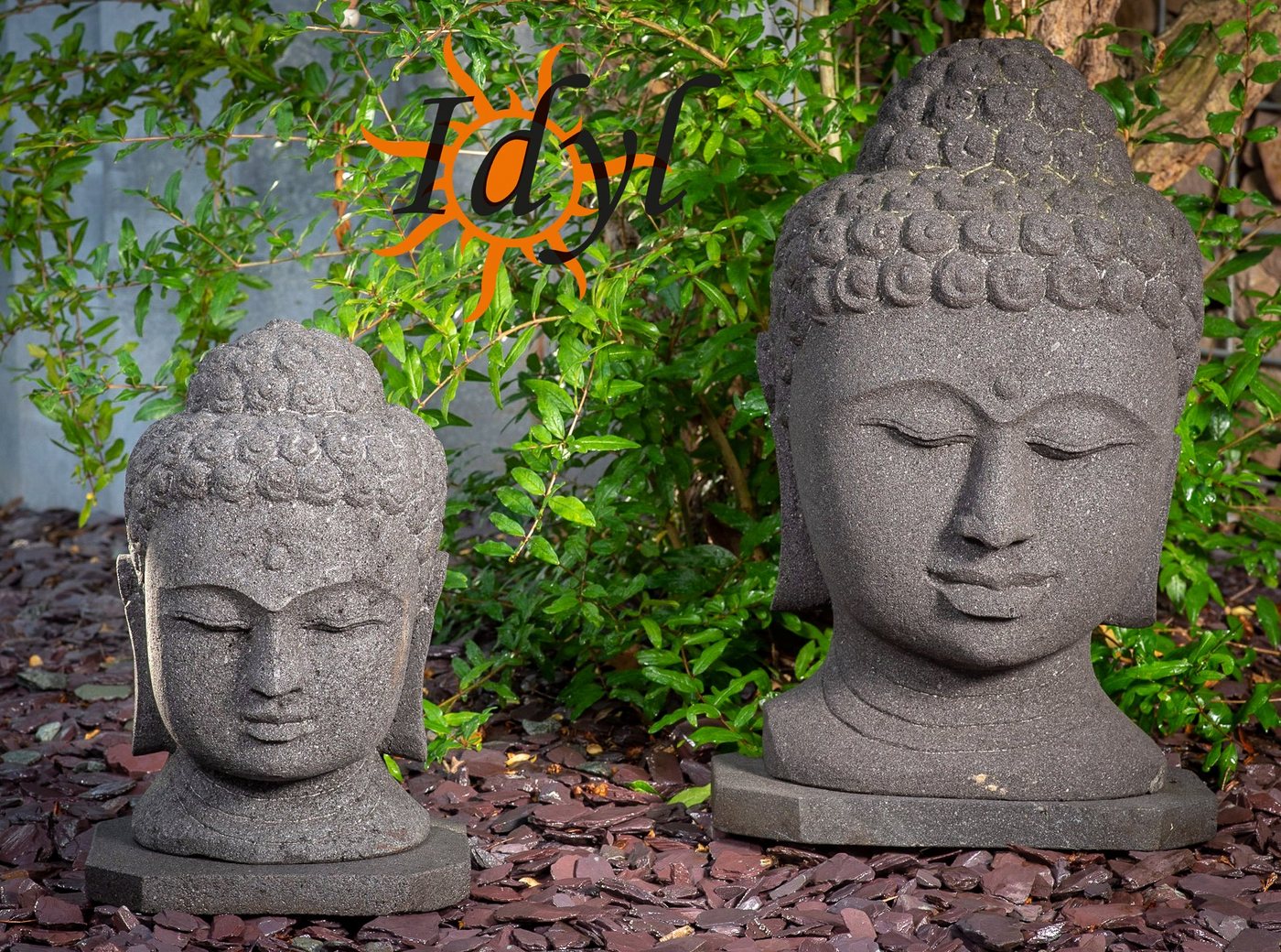 IDYL Buddhafigur Indischer Buddhakopf, Figuren aus Lavastein – Dekoration für Garten und Teich - ein Naturprodukt mit leichten Einschüssen – wetterfest und frostsicher – Reine Handarbeit – aus Lavasteinblöcken geschlagen von IDYL