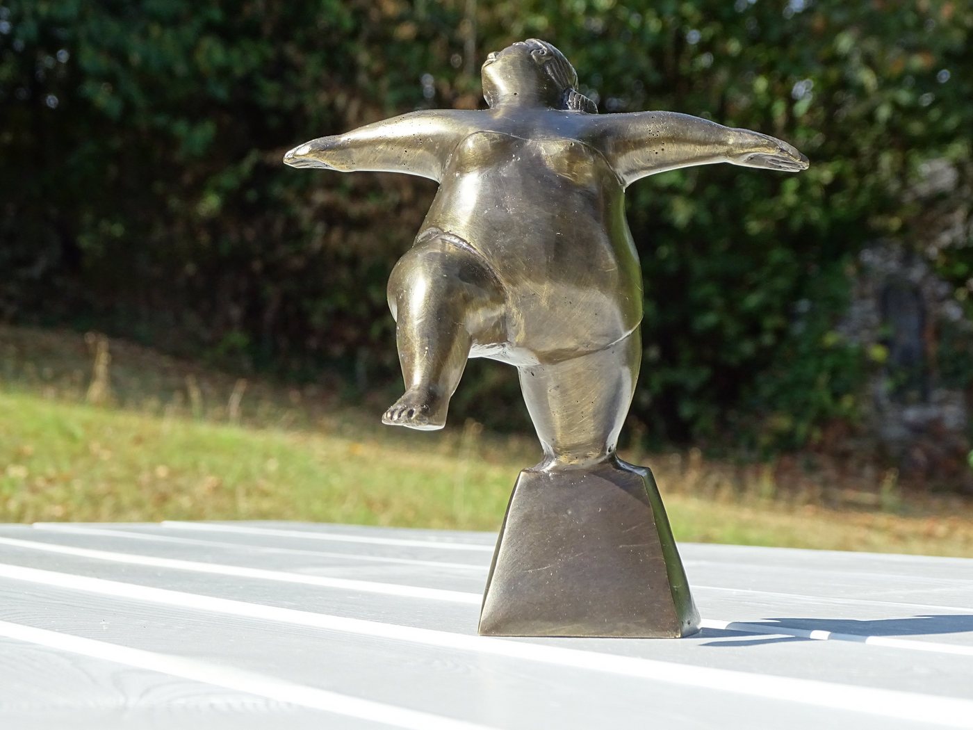IDYL Dekofigur IDYL Bronze-Skulptur Badenixe Kniend auf einem Bein von IDYL