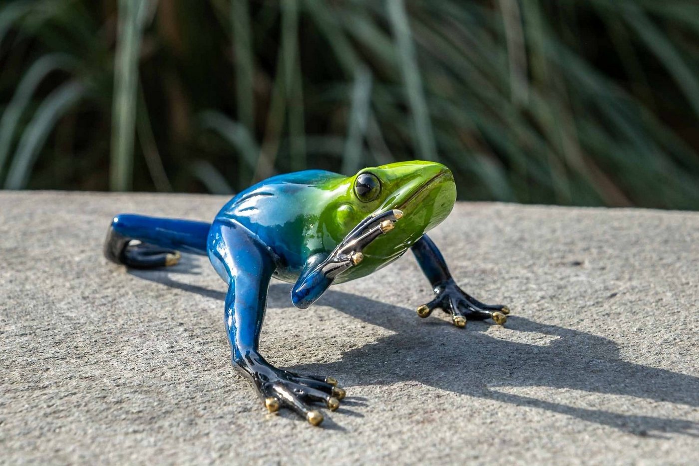 IDYL Dekofigur IDYL Bronze-Skulptur Blauer Frosch, Bronze – sehr robust – Langlebig – witterungsbeständig gegen Frost, Regen und UV-Strahlung. Die Modelle werden in Wachsausschmelzverfahren in Bronze gegossen und von Hand patiniert. von IDYL