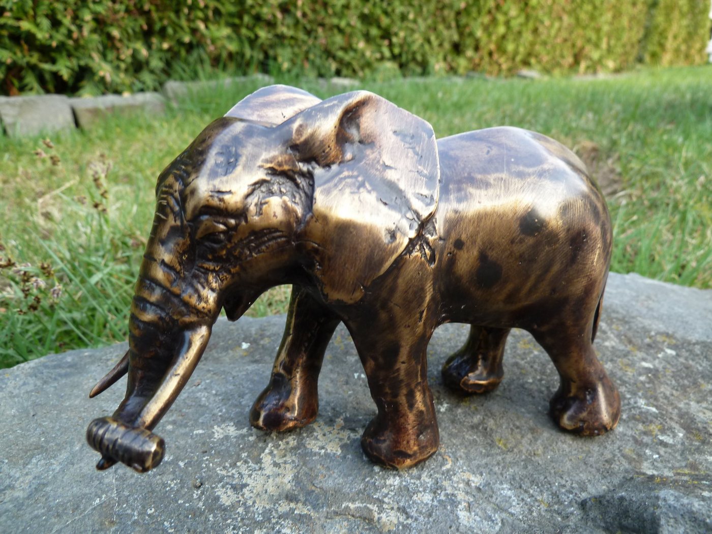 IDYL Dekofigur IDYL Bronze-Skulptur Elefant Rüssel auf Stoßzahn von IDYL