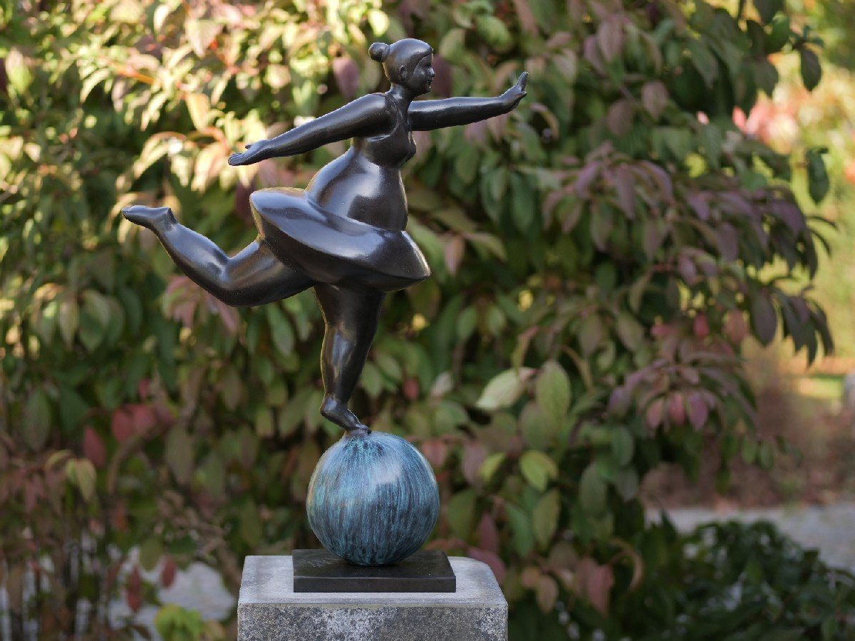 IDYL Dekofigur IDYL Bronze-Skulptur Große Ballerina auf einer Kugel, Bronze – sehr robust – Langlebig – witterungsbeständig gegen Frost, Regen und UV-Strahlung. Die Modelle werden in Wachsausschmelzverfahren in Bronze gegossen und von Hand patiniert. von IDYL