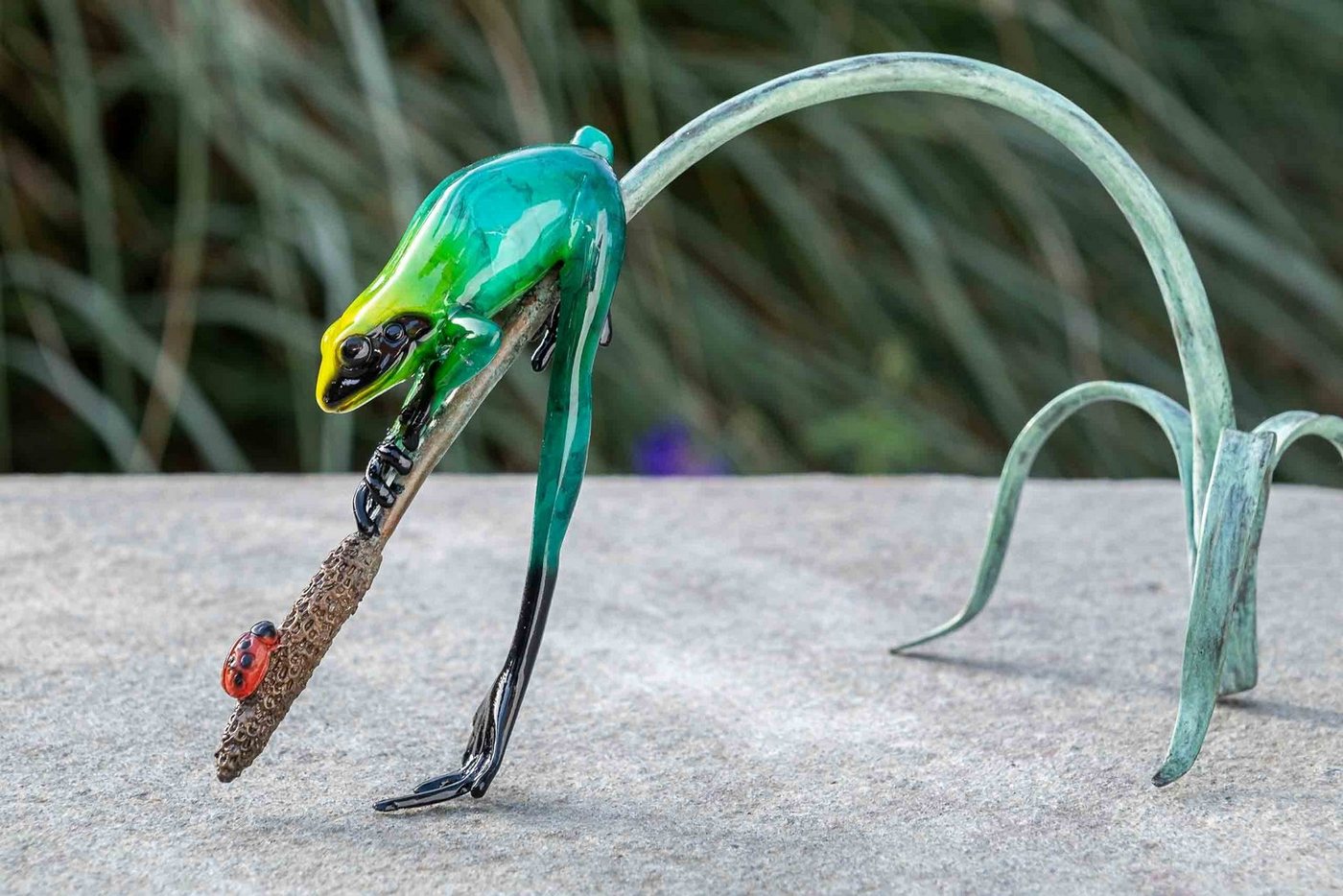 IDYL Dekofigur IDYL Bronze-Skulptur Grüner Frosch auf einem Ast, Bronze – sehr robust – Langlebig – witterungsbeständig gegen Frost, Regen und UV-Strahlung. Die Modelle werden in Wachsausschmelzverfahren in Bronze gegossen und von Hand patiniert. von IDYL