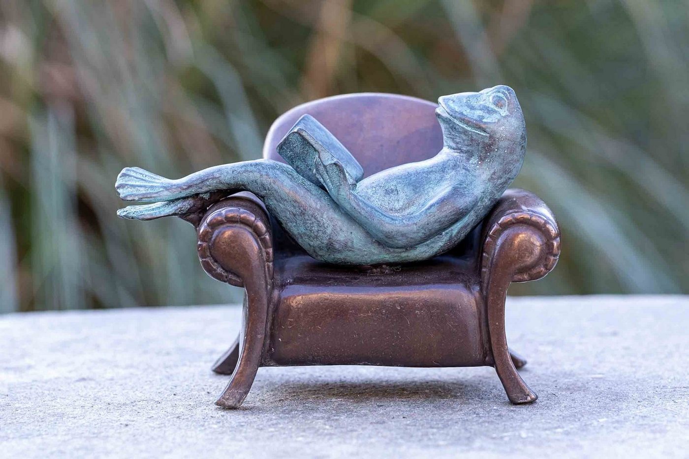 IDYL Dekofigur IDYL Bronze-Skulptur Lesender Frosch auf einem Sofa, Bronze – sehr robust – Langlebig – witterungsbeständig gegen Frost, Regen und UV-Strahlung. Die Modelle werden in Wachsausschmelzverfahren in Bronze gegossen und von Hand patiniert. von IDYL