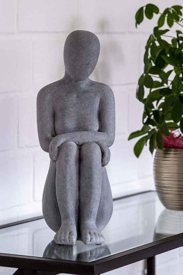 IDYL Dekofigur IDYL Moderne Skulptur Figur Sandsteinguss Denkende Frau", Moderne Figur "Denkende Frau" in grau. Durch die Schlichtheit ein besonders gelungenes Dekorationsstück für den Wohnbereich oder auch Garten bzw. Terrasse. Das Material ist frostfest und langlebig. Dezent strukturiere und matte Oberfläche mit einem weichen Erscheinungsbild prägen den Charakter dieser Sandsteinfigur. Der Artikel wird ohne Dekoration verkauft." von IDYL