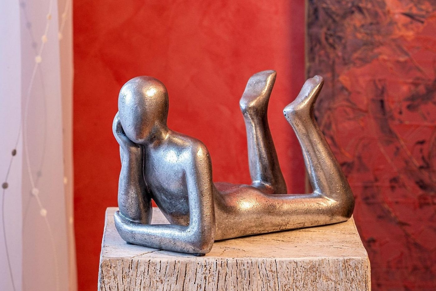 IDYL Dekofigur IDYL Moderne Skulptur Figur Sandsteinguss Lying Man", Diese Figuren fallen auf durch ihre Schlichtheit und Eleganz. Die dezent strukturnierte und matte Oberfläche mit weichen Erscheinungsbild prägen den Charakter dieser Statuen. Das Material ist Fiberstone – eine Kombination aus Sand mit Kunstharz. Dadurch frostfest ud langlebig." von IDYL