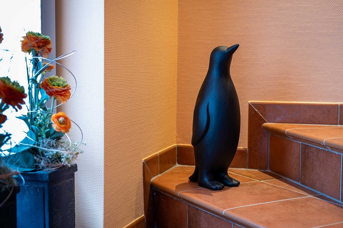 IDYL Dekofigur IDYL Moderne Skulptur Figur Sandsteinguss Pinguin", Moderne Figur "Pinguin"." von IDYL