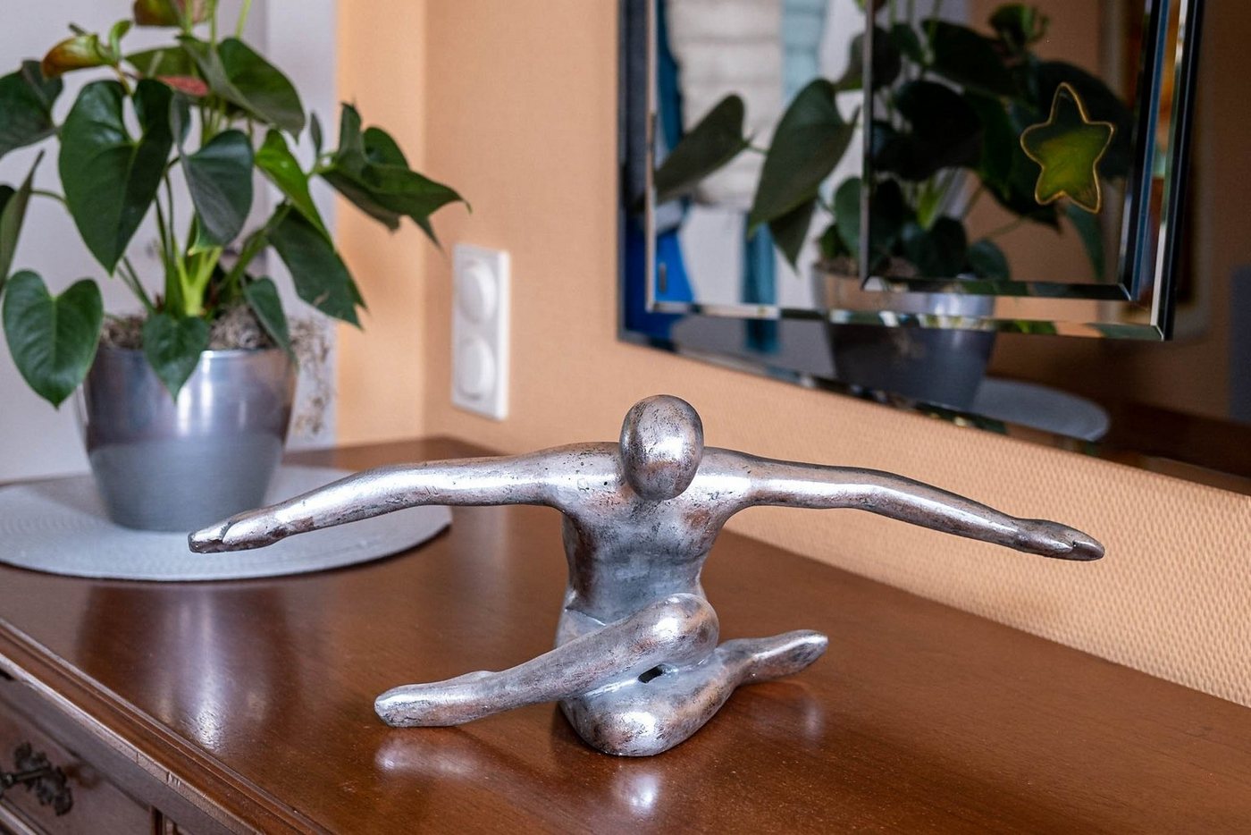 IDYL Dekofigur IDYL Sandstein-Skulptur Flying Man, Diese Figuren fallen auf durch ihre Schlichtheit und Eleganz. Die dezent strukturierte und matte Oberfläche mit weichen Erscheinungsbild prägen den Charakter dieser Statuen. von IDYL