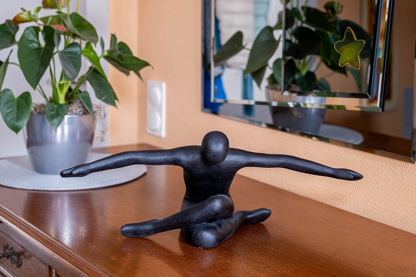 IDYL Dekofigur IDYL Sandstein-Skulptur Flying Man, Diese Figuren fallen auf durch ihre Schlichtheit und Eleganz IDYL Dekofigur IDYL Sandstein-Skulptur Flying Man, Diese Figuren fallen auf durch ihre Schlichtheit und Eleganz von IDYL