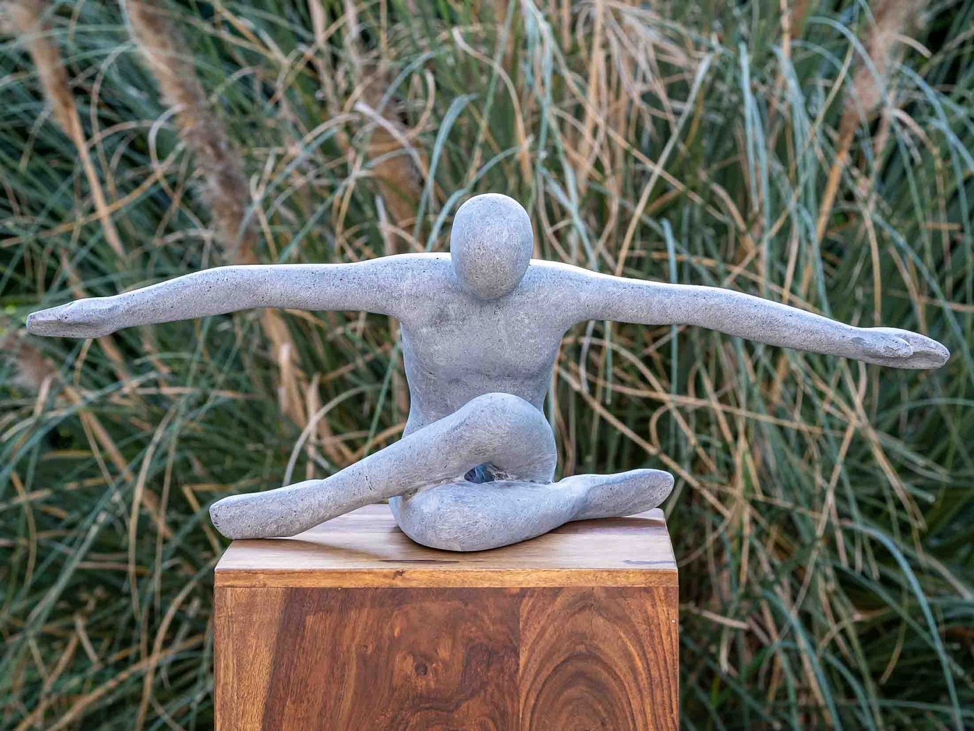 IDYL Dekofigur IDYL Sandstein-Skulptur Flying Man, Diese Figuren fallen auf durch ihre Schlichtheit und Eleganz. Die dezent strukturierte und matte Oberfläche mit weichen Erscheinungsbild prägen den Charakter dieser Statuen. von IDYL