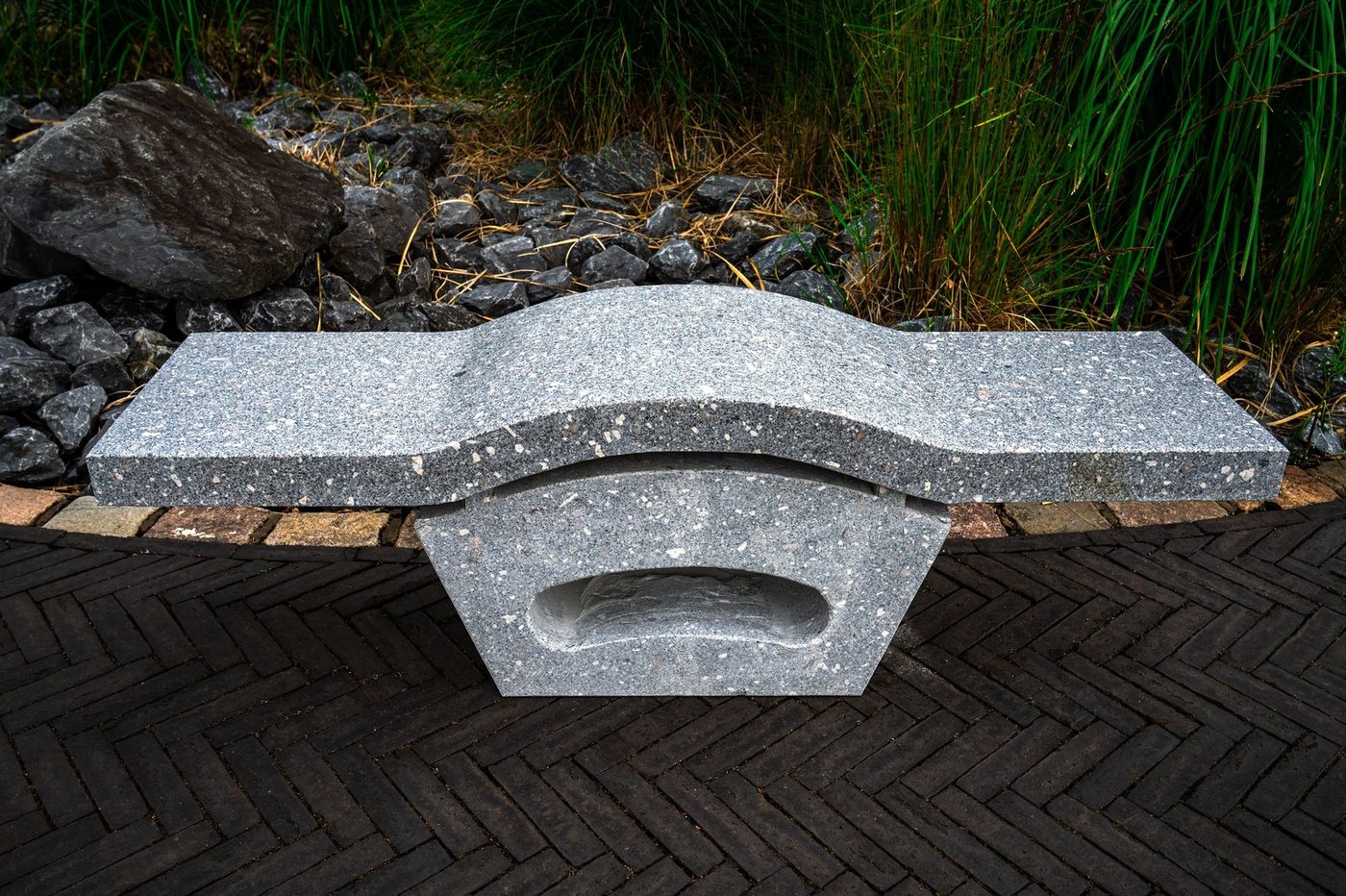 IDYL Gartenbank Granit Stein Naturstein Sitzbank Wellenform, Granitstein – ein Naturprodukt sehr robust – witterungsbeständig gegen Frost, Regen und UV-Strahlung. von IDYL
