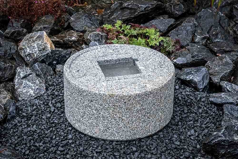 IDYL Gartenfigur Granit Begrüßungsbecken Zenigata, Granitstein – ein Naturprodukt sehr robust – witterungsbeständig gegen Frost, Regen und UV-Strahlung. Durch den Einsatz von Granitstein als Naturprodukt und die Verarbeitung in Handarbeit kann es zu leichten Abweichungen in Form, Farbe und Oberflächenstruktur kommen. Die angegebenen Maße sind ca.-Angaben und können ebenso wie Details, Formen oder Gewicht variieren. Lieferung ohne Dekoration. von IDYL