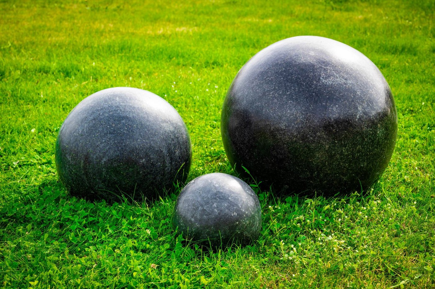 IDYL Gartenfigur Granit Kugel Schwarz Hochglanz Set von IDYL