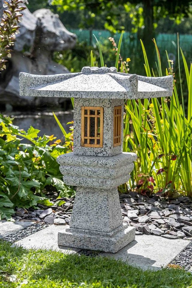 IDYL Gartenfigur Granit Tankimi mit Holzfenster, Granit – ein Naturprodukt – sehr robust – witterungsbeständig gegen Frost, Regen und UV-Strahlung. von IDYL