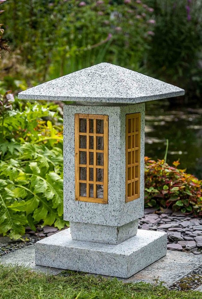 IDYL Gartenfigur Granitlaterne Sosukua mit Holzfenster, Granitstein – ein Naturprodukt sehr robust – witterungsbeständig gegen Frost, Regen und UV-Strahlung. von IDYL