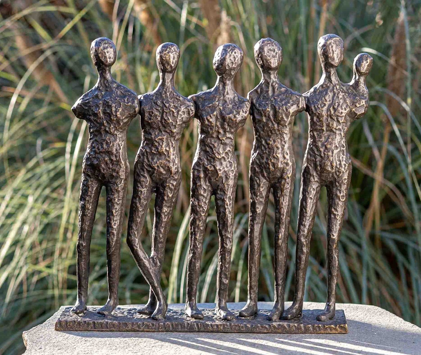 IDYL Gartenfigur IDYL Bronze-Skulptur 5 Männer mit Kind, Bronze – sehr robust – Langlebig – witterungsbeständig gegen Frost, Regen und UV-Strahlung. Die Modelle werden in Wachsausschmelzverfahren in Bronze gegossen und von Hand patiniert. von IDYL