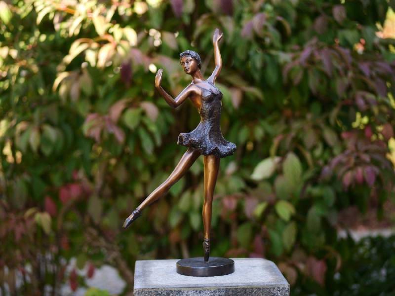 IDYL Gartenfigur IDYL Bronze-Skulptur Ballerina braun, Bronze – sehr robust – Langlebig – witterungsbeständig gegen Frost, Regen und UV-Strahlung. Die Modelle werden in Wachsausschmelzverfahren in Bronze gegossen und von Hand patiniert. IDYL Gartenfigur IDYL Bronze-Skulptur Ballerina braun, Bronze – sehr robust – Langlebig – witterungsbeständig gegen Frost, Regen und UV-Strahlung. Die Modelle werden in Wachsausschmelzverfahren in Bronze gegossen und von Hand patiniert. von IDYL