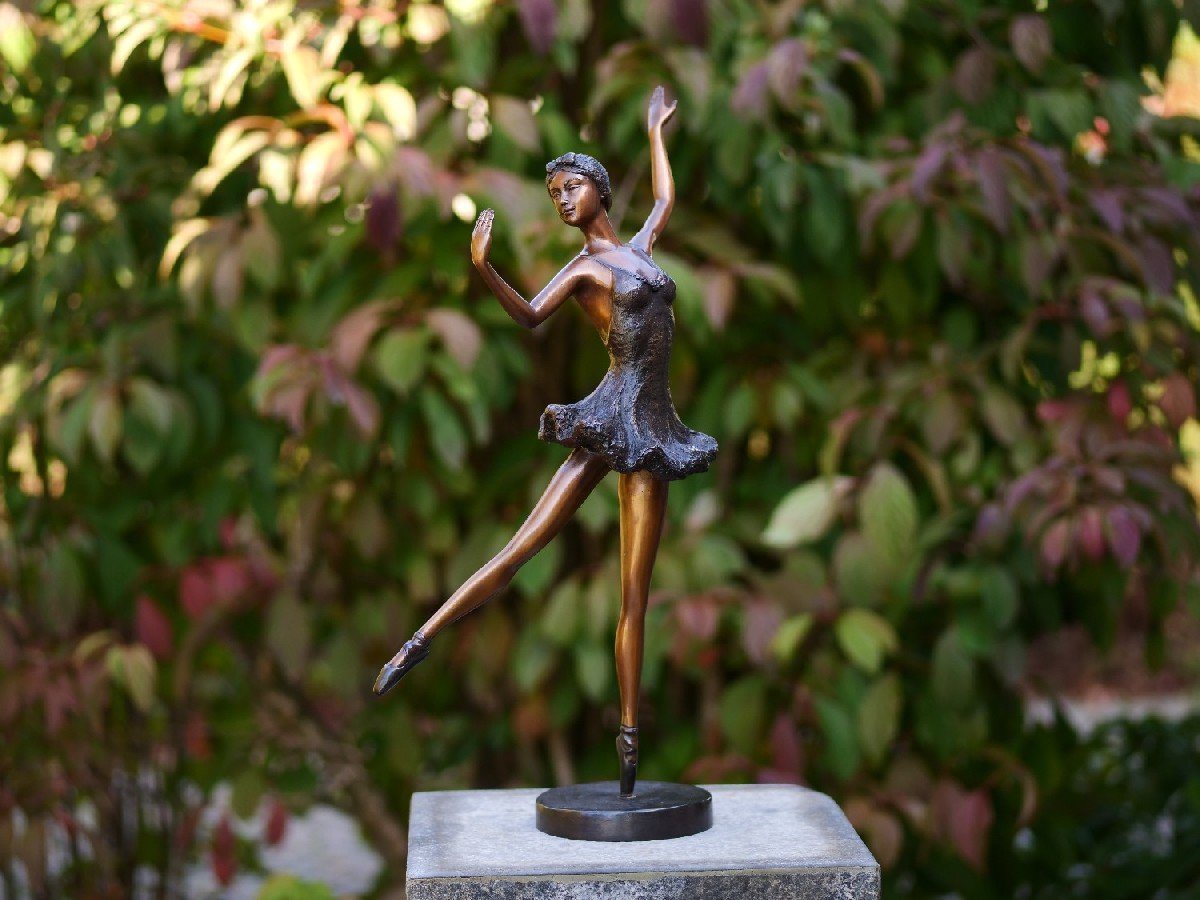 IDYL Gartenfigur IDYL Bronze-Skulptur Ballerina braun, Bronze – sehr robust – Langlebig – witterungsbeständig gegen Frost, Regen und UV-Strahlung. Die Modelle werden in Wachsausschmelzverfahren in Bronze gegossen und von Hand patiniert. von IDYL