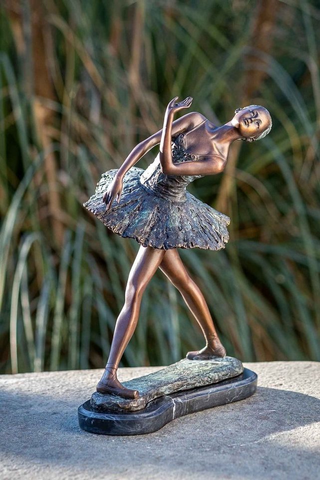 IDYL Gartenfigur IDYL Bronze-Skulptur Ballerine 31 cm, Bronze – sehr robust – Langlebig – witterungsbeständig gegen Frost, Regen und UV-Strahlung. Die Modelle werden in Wachsausschmelzverfahren in Bronze gegossen und von Hand patiniert. von IDYL