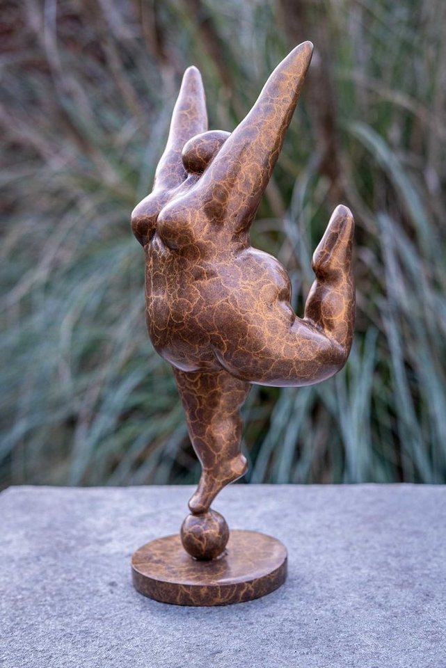 IDYL Gartenfigur IDYL Bronze-Skulptur Fette Dame Belle Fleur", Bronze – sehr robust – Langlebig – witterungsbeständig gegen Frost, Regen und UV-Strahlung. Die Modelle werden in Wachsausschmelzverfahren in Bronze gegossen und von Hand patiniert." von IDYL
