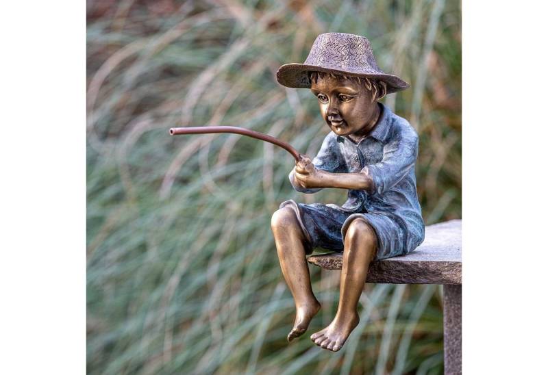 IDYL Gartenfigur IDYL Bronze-Skulptur Fischer Fontäne wasserspeiend, Bronze – sehr robust – Langlebig – witterungsbeständig gegen Frost, Regen und UV-Strahlung. Die Modelle werden in Wachsausschmelzverfahren in Bronze gegossen und von Hand patiniert. von IDYL