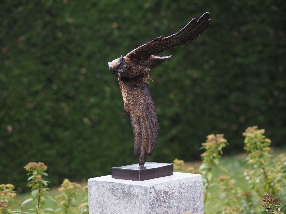 IDYL Gartenfigur IDYL Bronze-Skulptur Fliegende Eule, Bronze – sehr robust – Langlebig – witterungsbeständig gegen Frost, Regen und UV-Strahlung. Die Modelle werden in Wachsausschmelzverfahren in Bronze gegossen und von Hand patiniert. IDYL Gartenfigur IDYL Bronze-Skulptur Fliegende Eule, Bronze – sehr robust – Langlebig – witterungsbeständig gegen Frost, Regen und UV-Strahlung. Die Modelle werden in Wachsausschmelzverfahren in Bronze gegossen und von Hand patiniert. von IDYL