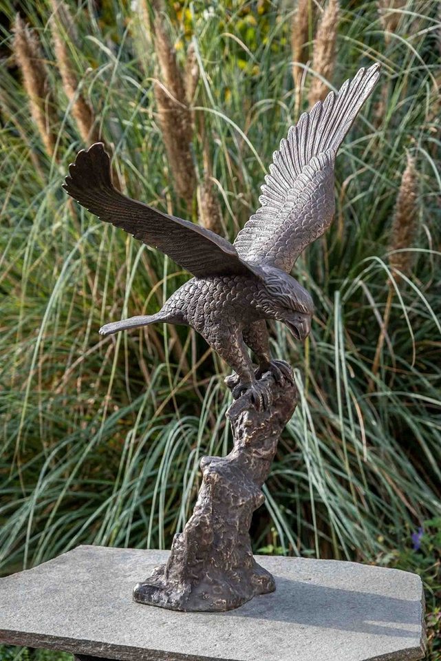 IDYL Gartenfigur IDYL Bronze-Skulptur Fliegender Adler, Bronze – sehr robust – Langlebig – witterungsbeständig gegen Frost, Regen und UV-Strahlung. Die Modelle werden in Wachsausschmelzverfahren in Bronze gegossen und von Hand patiniert. IDYL Gartenfigur IDYL Bronze-Skulptur Fliegender Adler, Bronze – sehr robust – Langlebig – witterungsbeständig gegen Frost, Regen und UV-Strahlung. Die Modelle werden in Wachsausschmelzverfahren in Bronze gegossen und von Hand patiniert. von IDYL