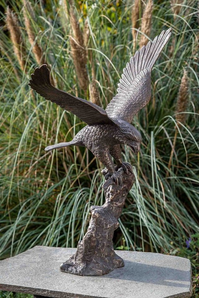 IDYL Gartenfigur IDYL Bronze-Skulptur Fliegender Adler, Bronze – sehr robust – Langlebig – witterungsbeständig gegen Frost, Regen und UV-Strahlung. Die Modelle werden in Wachsausschmelzverfahren in Bronze gegossen und von Hand patiniert. von IDYL