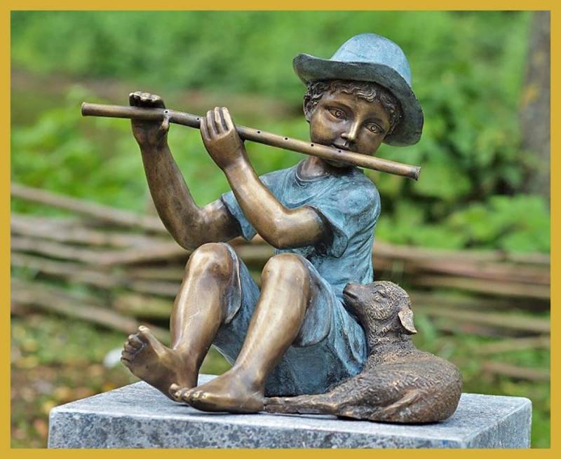 IDYL Gartenfigur IDYL Bronze-Skulptur Flötenspieler mit Lamm, Bronze – sehr robust – Langlebig – witterungsbeständig gegen Frost, Regen und UV-Strahlung. Die Modelle werden in Wachsausschmelzverfahren in Bronze gegossen und von Hand patiniert. von IDYL