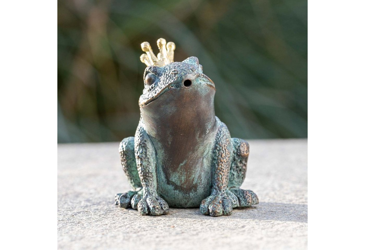 IDYL Gartenfigur IDYL Bronze-Skulptur Frosch wasserspeiend, Bronze – sehr robust – Langlebig – witterungsbeständig gegen Frost, Regen und UV-Strahlung. Die Modelle werden in Wachsausschmelzverfahren in Bronze gegossen und von Hand patiniert. von IDYL