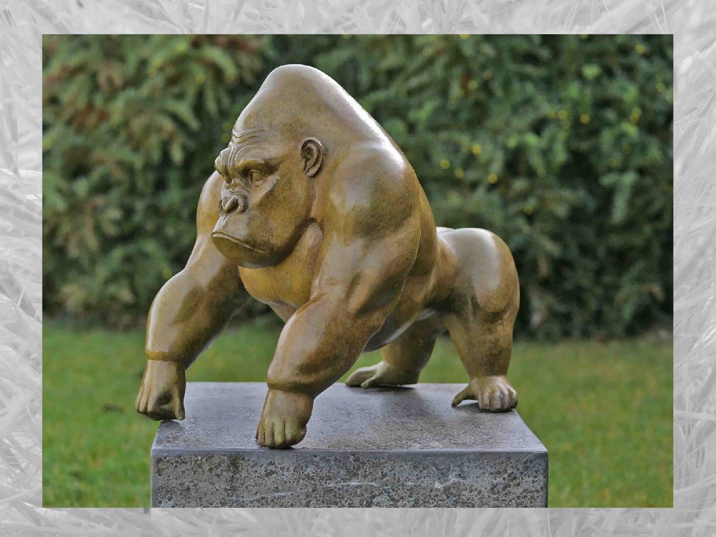 IDYL Gartenfigur IDYL Bronze-Skulptur Gorilla grüne heiße Patina, Bronze von IDYL