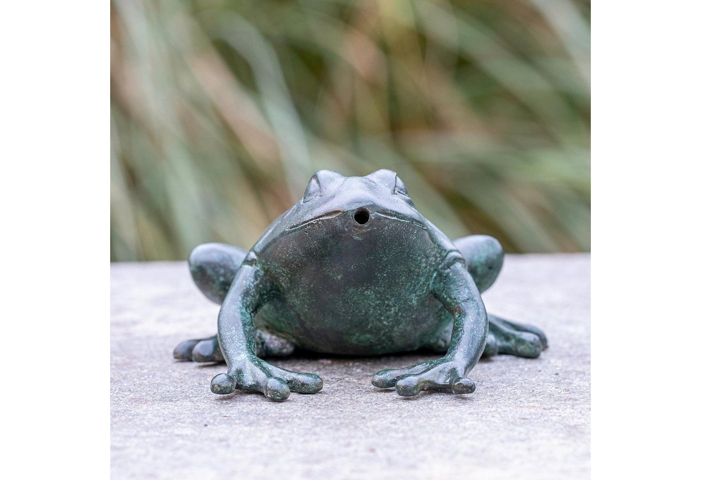 IDYL Gartenfigur IDYL Bronze-Skulptur Grüner Frosch Wasserspeiend, Bronze von IDYL