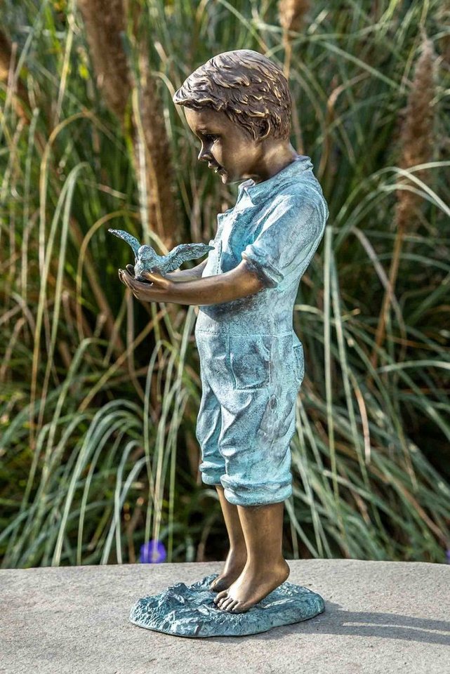 IDYL Gartenfigur IDYL Bronze-Skulptur Junge mit Vogel, Bronze – sehr robust – Langlebig – witterungsbeständig gegen Frost, Regen und UV-Strahlung. Die Modelle werden in Wachsausschmelzverfahren in Bronze gegossen und von Hand patiniert. von IDYL