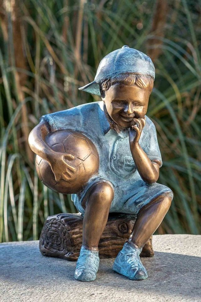 IDYL Gartenfigur IDYL Bronze-Skulptur Junge mit einem Ball, Bronze – sehr robust – Langlebig – witterungsbeständig gegen Frost, Regen und UV-Strahlung. Die Modelle werden in Wachsausschmelzverfahren in Bronze gegossen und von Hand patiniert. von IDYL