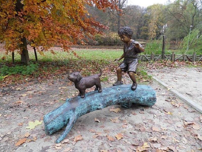 IDYL Gartenfigur IDYL Bronze-Skulptur Junge und Hund auf Baum, Bronze von IDYL