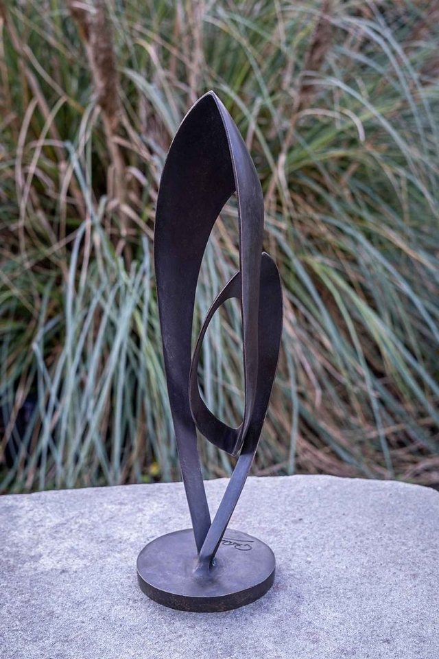 IDYL Gartenfigur IDYL Bronze-Skulptur Kleine Moderne Endless", Bronze – sehr robust – Langlebig – witterungsbeständig gegen Frost, Regen und UV-Strahlung. Die Modelle werden in Wachsausschmelzverfahren in Bronze gegossen und von Hand patiniert." von IDYL
