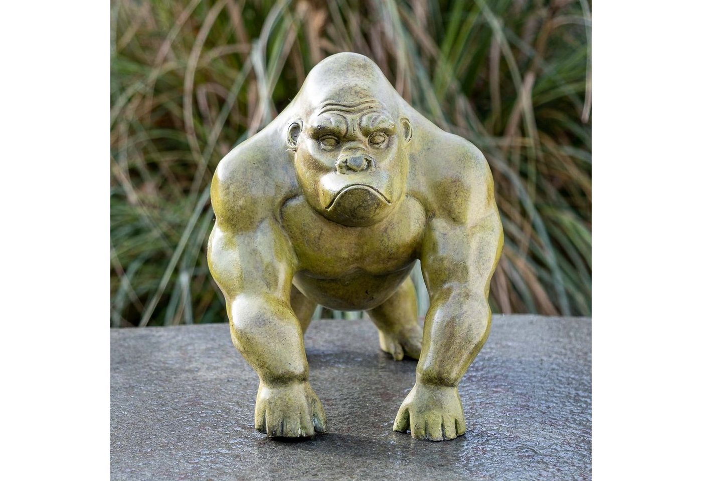 IDYL Gartenfigur IDYL Bronze-Skulptur Kleiner Moderner Gorilla, Bronze – sehr robust – Langlebig – witterungsbeständig gegen Frost, Regen und UV-Strahlung. Die Modelle werden in Wachsausschmelzverfahren in Bronze gegossen und von Hand patiniert. von IDYL