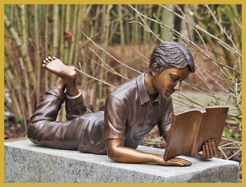 IDYL Gartenfigur IDYL Bronze-Skulptur Lesender Junge, Bronze von IDYL
