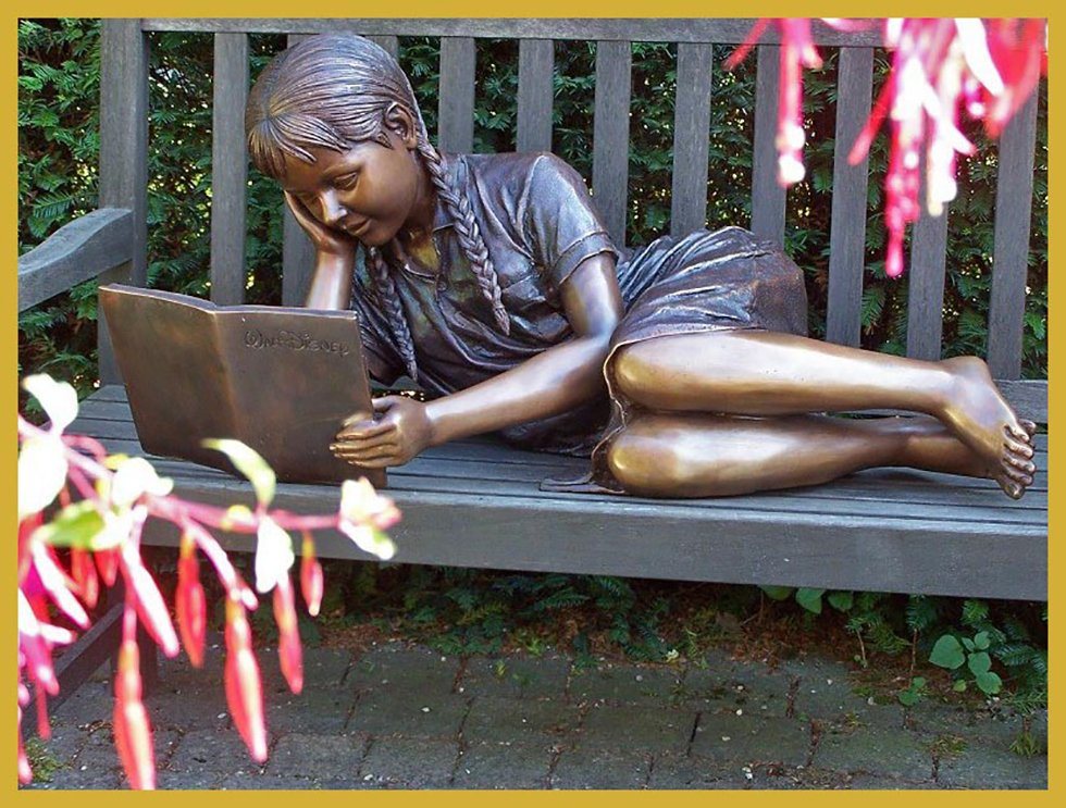 IDYL Gartenfigur IDYL Bronze-Skulptur Liegendes lesendes Mädchen, Bronze von IDYL
