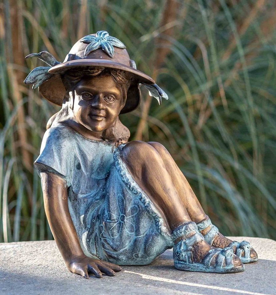 IDYL Gartenfigur IDYL Bronze-Skulptur Mädchen mit Hut, Bronze – sehr robust – Langlebig – witterungsbeständig gegen Frost, Regen und UV-Strahlung. Die Modelle werden in Wachsausschmelzverfahren in Bronze gegossen und von Hand patiniert. von IDYL