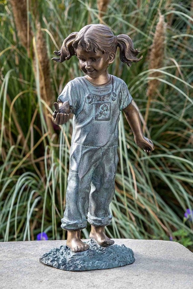 IDYL Gartenfigur IDYL Bronze-Skulptur Mädchen mit Vogel in der Hand, Bronze – sehr robust – Langlebig – witterungsbeständig gegen Frost, Regen und UV-Strahlung. Die Modelle werden in Wachsausschmelzverfahren in Bronze gegossen und von Hand patiniert. von IDYL