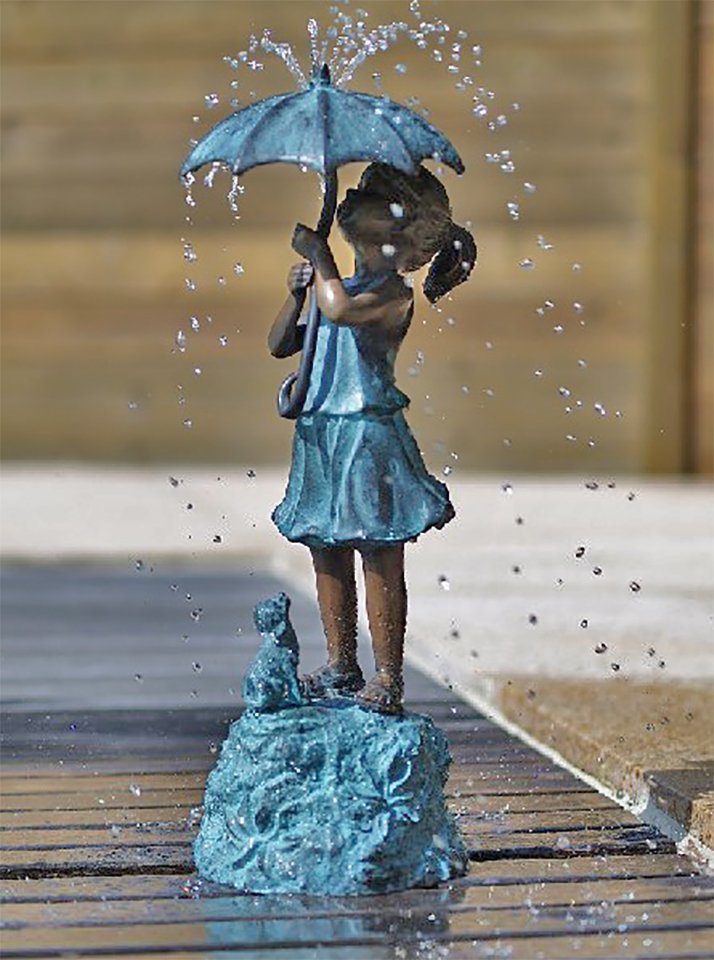 IDYL Gartenfigur IDYL Bronze-Skulptur Mädchen mit einem Regenschirm, Bronze – sehr robust – Langlebig – witterungsbeständig gegen Frost, Regen und UV-Strahlung. Die Modelle werden in Wachsausschmelzverfahren in Bronze gegossen und von Hand patiniert. von IDYL