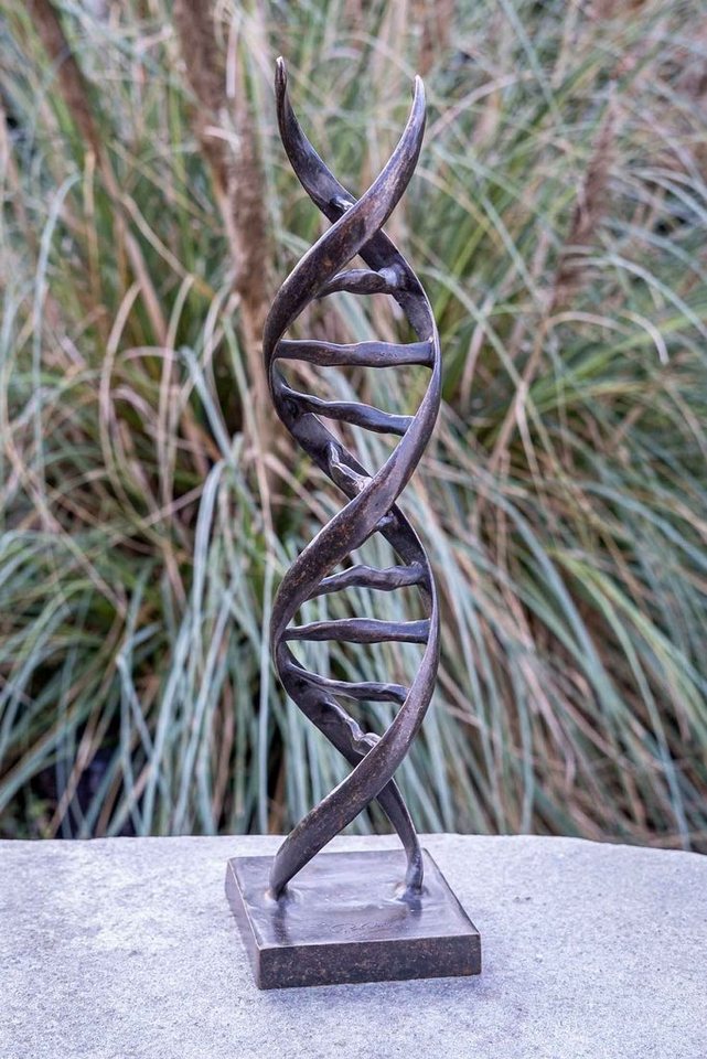 IDYL Gartenfigur IDYL Bronze-Skulptur Moderen Figur DNA, Bronze – sehr robust – Langlebig – witterungsbeständig gegen Frost, Regen und UV-Strahlung. Die Modelle werden in Wachsausschmelzverfahren in Bronze gegossen und von Hand patiniert. von IDYL