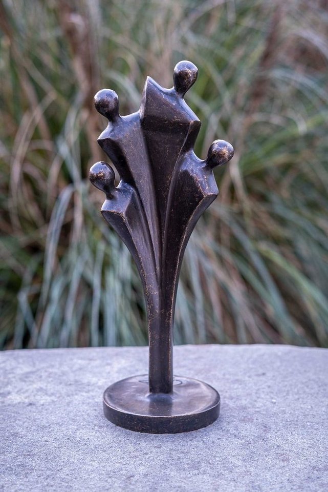 IDYL Gartenfigur IDYL Bronze-Skulptur Moderne Familie mit 4 Mitgliedern, Bronze – sehr robust – Langlebig – witterungsbeständig gegen Frost, Regen und UV-Strahlung. Die Modelle werden in Wachsausschmelzverfahren in Bronze gegossen und von Hand patiniert. von IDYL