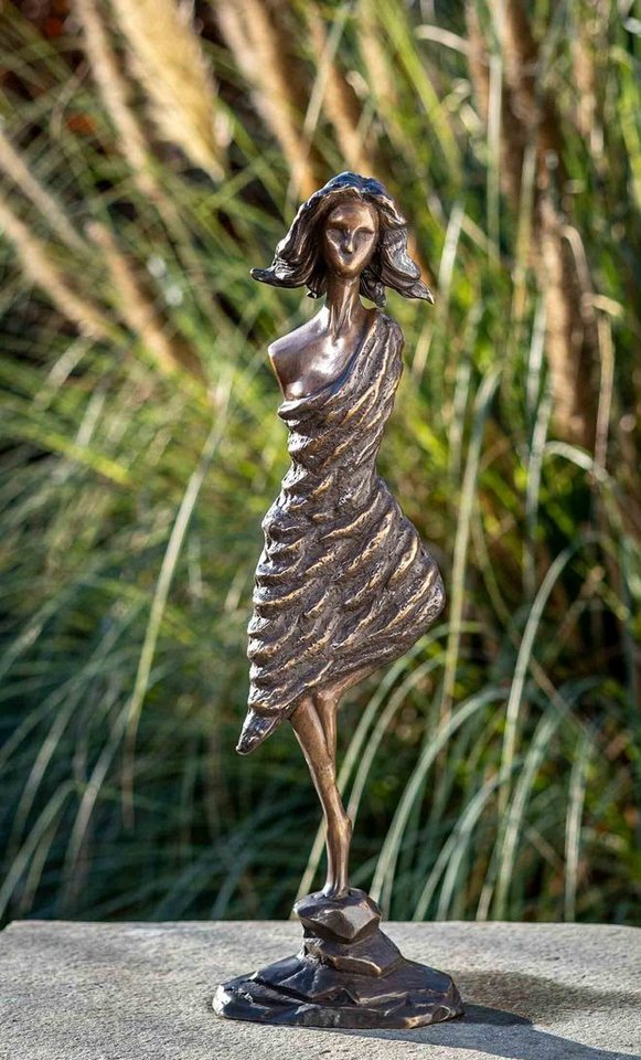 IDYL Gartenfigur IDYL Bronze-Skulptur Moderne Frau, Bronze – sehr robust – Langlebig – witterungsbeständig gegen Frost, Regen und UV-Strahlung. Die Modelle werden in Wachsausschmelzverfahren in Bronze gegossen und von Hand patiniert. von IDYL