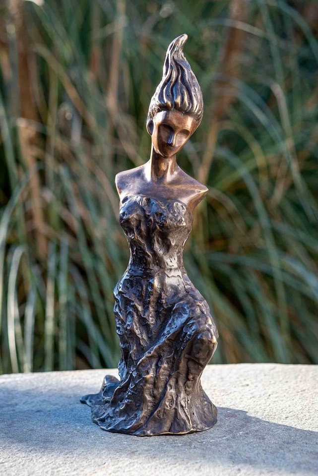 IDYL Gartenfigur IDYL Bronze-Skulptur Moderne Frau, Bronze – sehr robust – Langlebig – witterungsbeständig gegen Frost, Regen und UV-Strahlung. Die Modelle werden in Wachsausschmelzverfahren in Bronze gegossen und von Hand patiniert. von IDYL