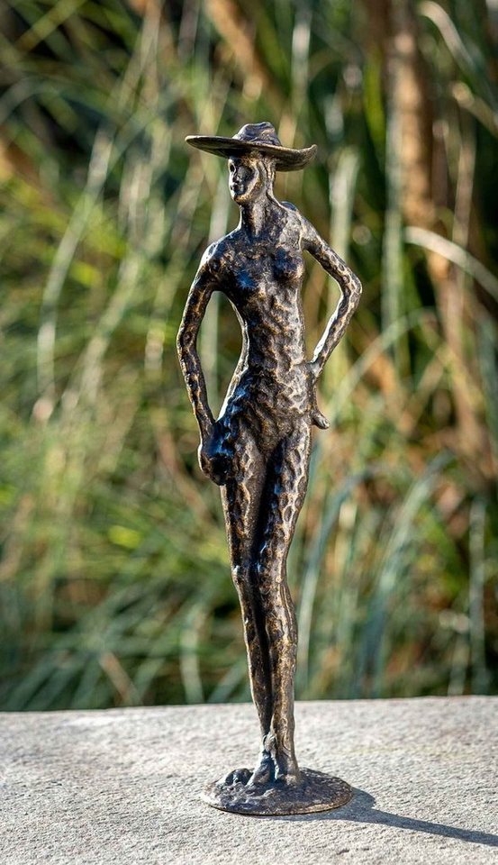 IDYL Gartenfigur IDYL Bronze-Skulptur Moderne Frau mit Hut, Bronze – sehr robust – Langlebig – witterungsbeständig gegen Frost, Regen und UV-Strahlung. Die Modelle werden in Wachsausschmelzverfahren in Bronze gegossen und von Hand patiniert. von IDYL