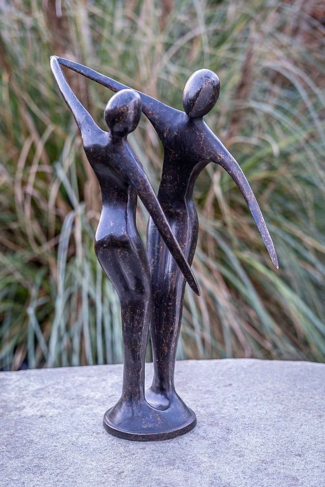 IDYL Gartenfigur IDYL Bronze-Skulptur Modernes Tanzpaar, Bronze – sehr robust – Langlebig – witterungsbeständig gegen Frost, Regen und UV-Strahlung. Die Modelle werden in Wachsausschmelzverfahren in Bronze gegossen und von Hand patiniert. von IDYL